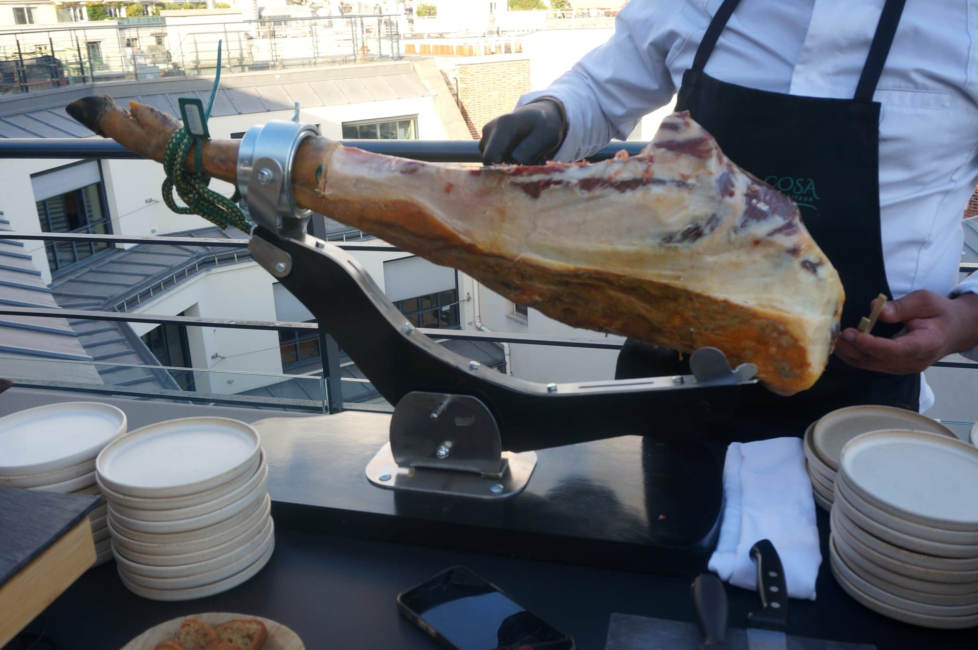 Découpe de jambon à l'os devant les invités
