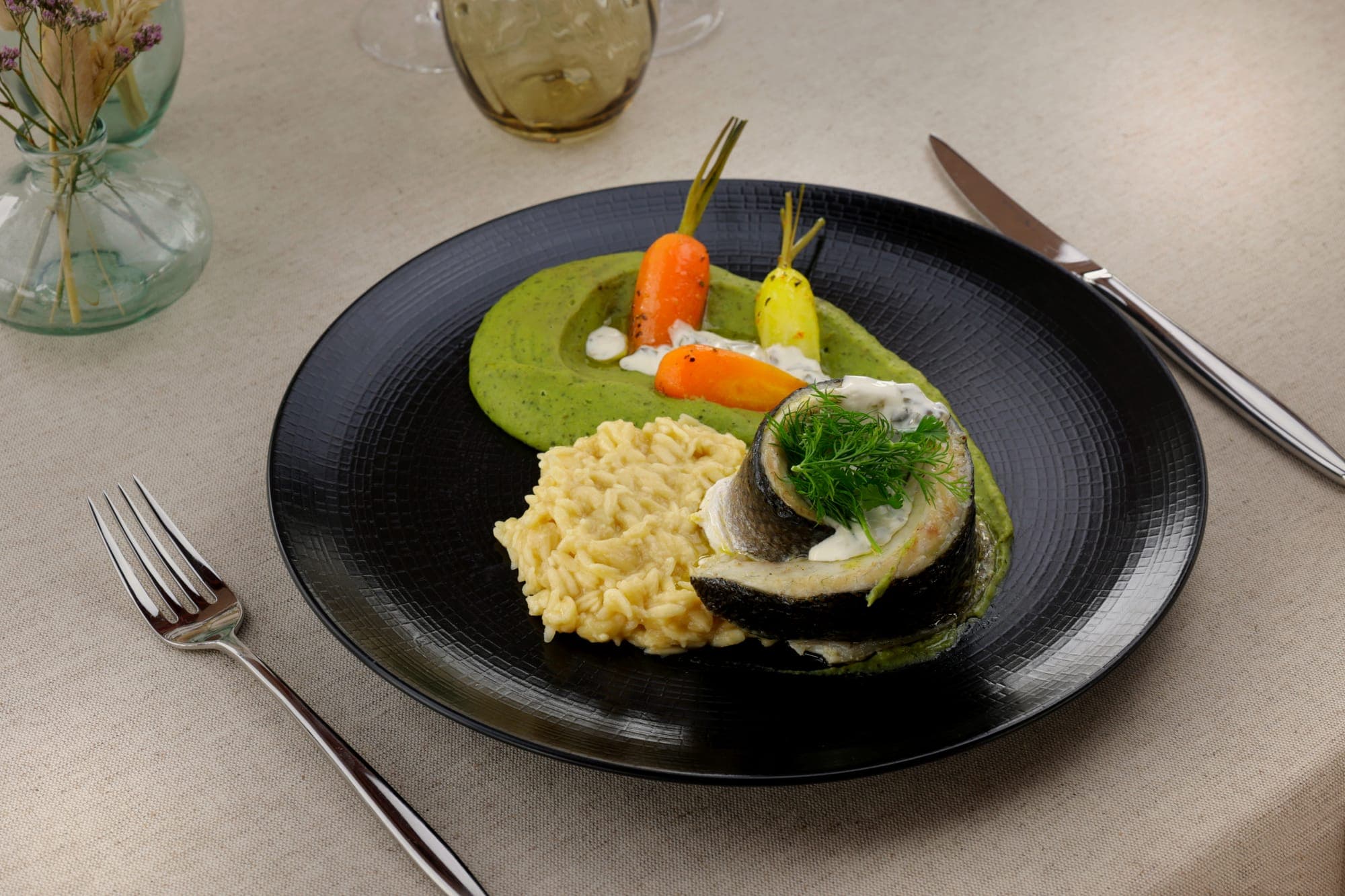 Filet de bar et légumes glacés dressés à l'assiette
