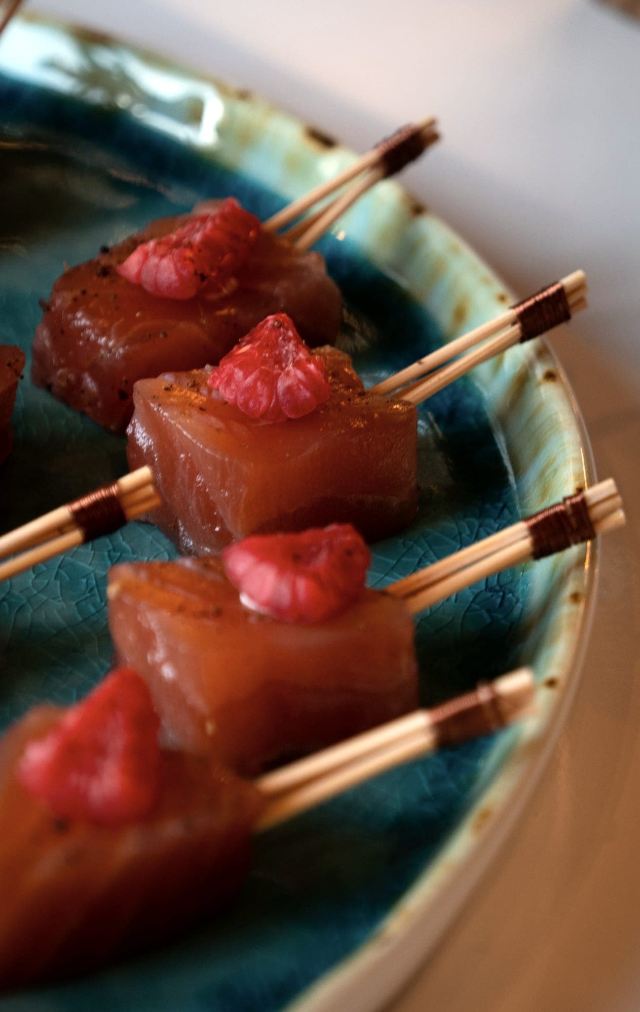 Brochettes de thon mi-cuit et framboise, gros plan