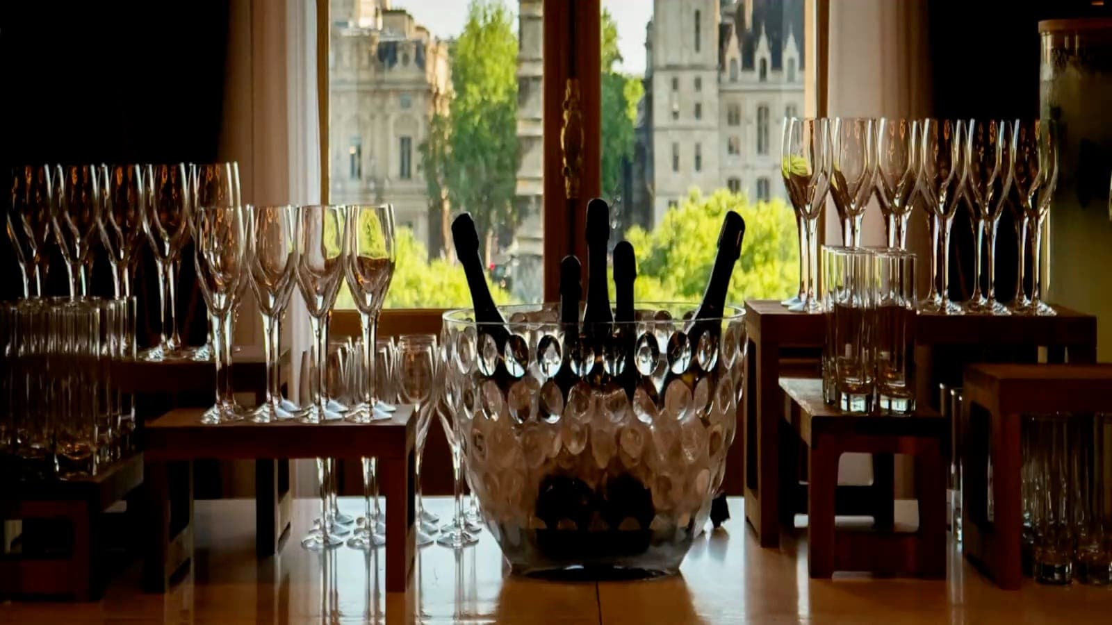 Coupes alignées et seaux à champagne avant l'ouverture des portes