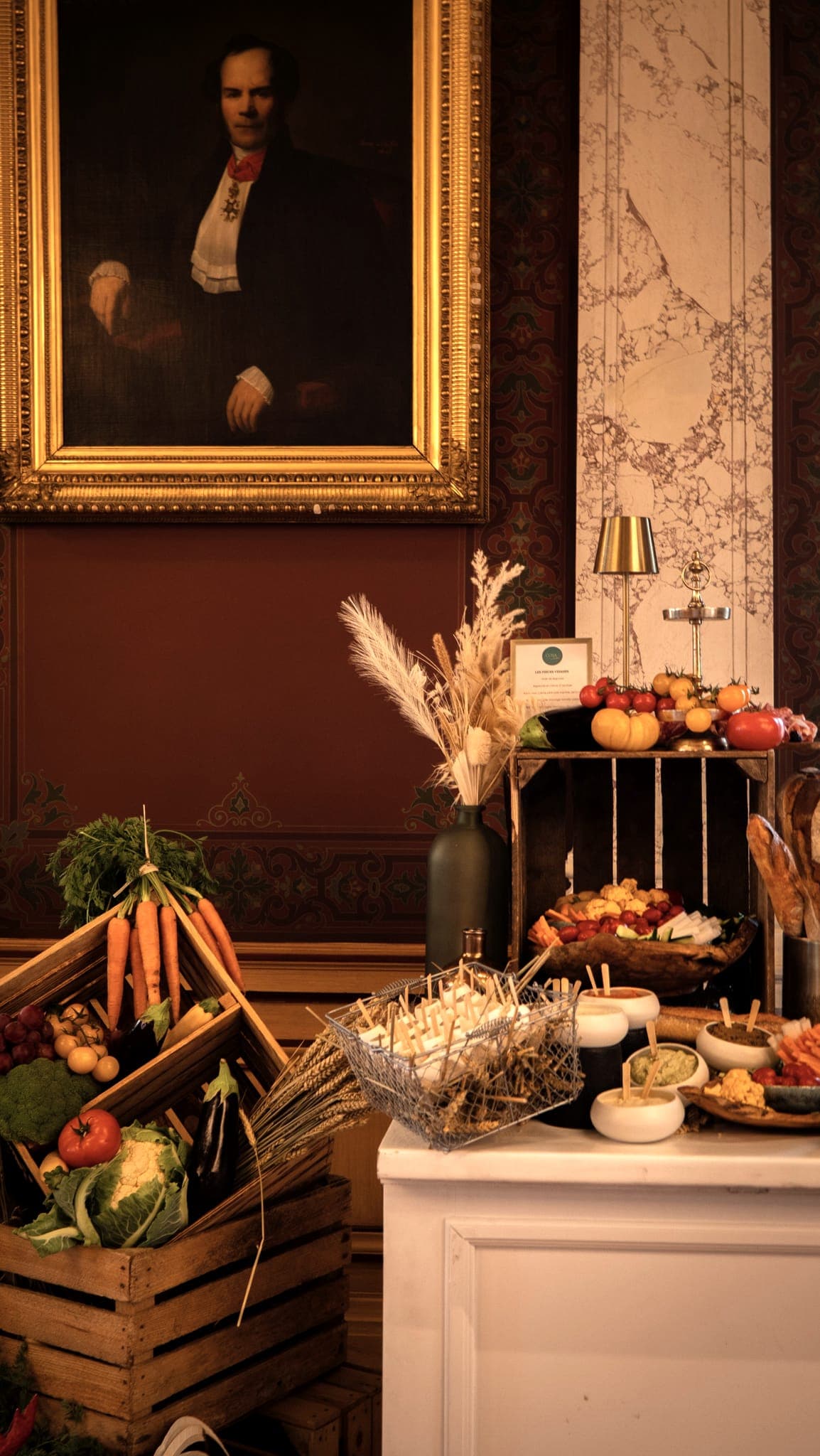 Scénographie de buffet en volumes, fruits et fleurs séchées